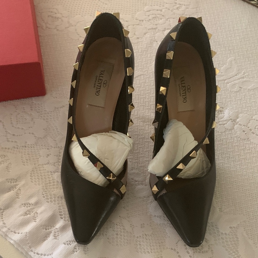 Valentino D’ Orsay Rock stud pumps EU 35  5 US